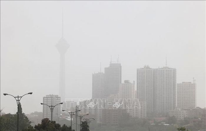 Bão cát tại thủ đô Tehran, Iran, ngày 25/5/2022. Ảnh minh họa: AFP/TTXVN
