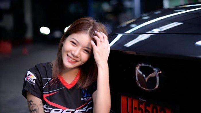 Nụ cười xinh đẹp của "nữ nhân viên sửa xe" khiến cánh mày râu thương nhớ.