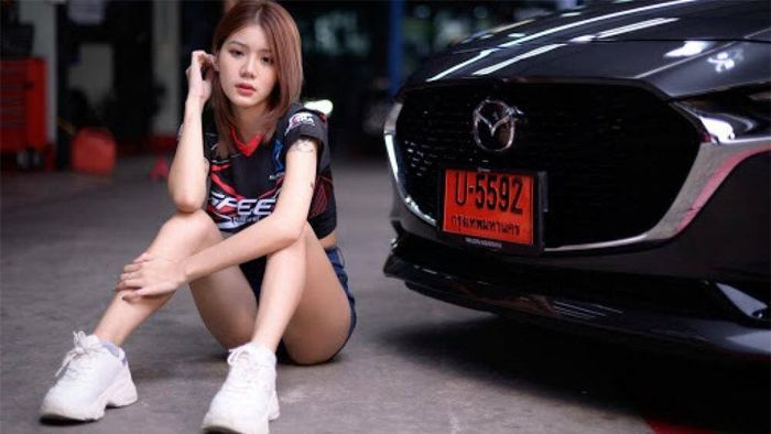 Nattacha Panitantham đến từ Bangkok (Thái Lan). Cô là người mẫu ảnh được chú ý trên mạng với 380.000 follower.