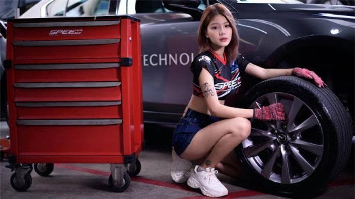 Nattacha là người mẫu theo đuổi phong cách gợi cảm, táo bạo. Cô nàng gây ấn tượng với thân hình nóng bỏng.