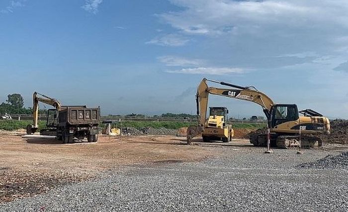 Nhiều dự án đầu tư công phải thi công cầm chừng vì thiếu cát xây dựng.