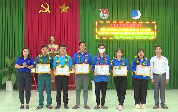 Hội Liên hiệp Thanh niên Việt Nam huyện Chợ Mới tuyên dương thanh niên tiêu biểu trong công tác hiến máu tình nguyện năm 2023
