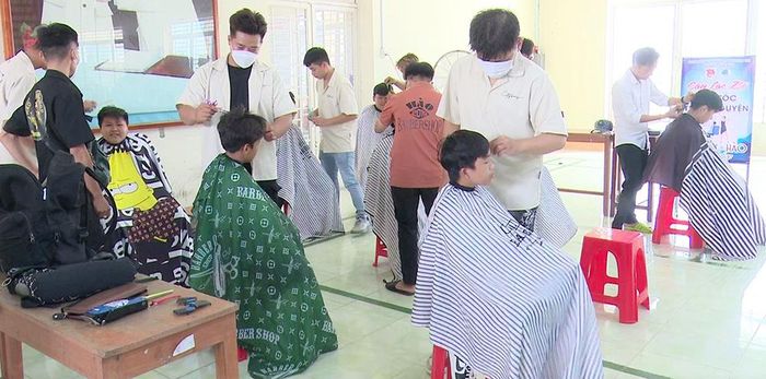 CLB Thiện nguyện Tuấn Tài – Hào barbershop đã tổ chức hớt tóc miễn phí cho học sinh