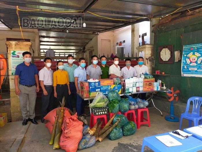  Người dân thôn Trung Tâm ủng hộ chốt phòng chống dịch Covid-19 tại đèo Khau Co giai đoạn dịch bệnh diễn biến căng thẳng năm 2022. 