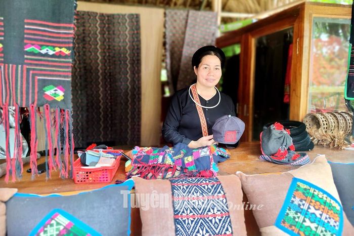 Gian trưng bày các sản phẩm thổ cẩm truyền thống tại homestay Hoàng Tuấn, xã Thượng Lâm (Lâm Bình)