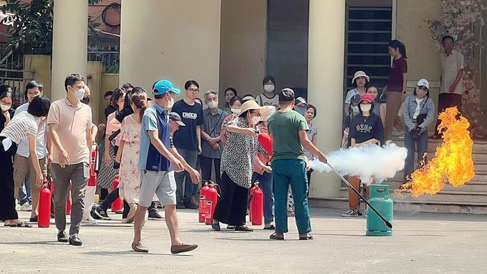 Người dân được trang bị những kỹ năng phòng cháy và cứu nạn cứu hộ.