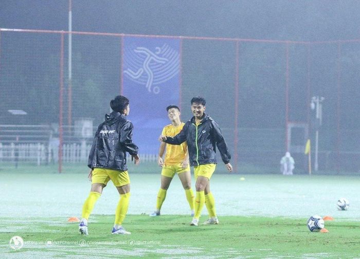 Các cầu thủ Olympic Việt Nam đội mưa tập luyện chiều 22/9.Ảnh: VFF