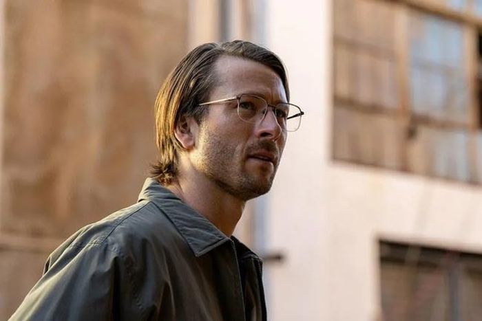 Glen Powell trong phim “Hit Man”