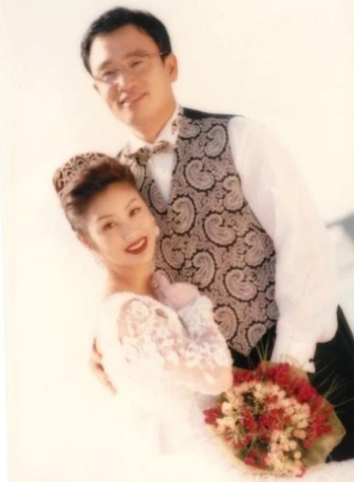Ảnh cưới hiếm hoi của Kim Sung Ryung và ông xã đại gia