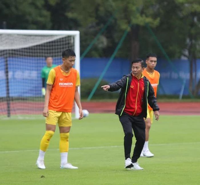 HLV Hoàng Anh Tuấn chỉnh sửa chi tiết cho các cầu thủ Olympic Việt Nam.Ảnh: VFF