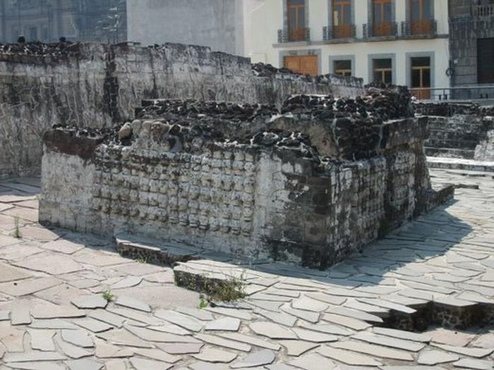 Các nhà nghiên cứu cho hay, tháp sọ người là một phần của Huei Tzompantli - một công trình kiến trúc khổng lồ làm từ những hộp sọ đã gây ra nỗi sợ hãi cho những kẻ chinh phục Tây Ban Nha.