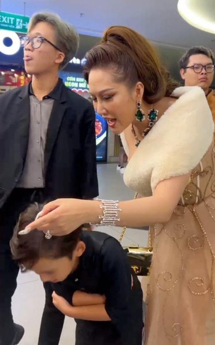 Cô ghi điểm vì dạy con lễ phép và từ chối nhận nhiều quà vì sợ người sau không có.