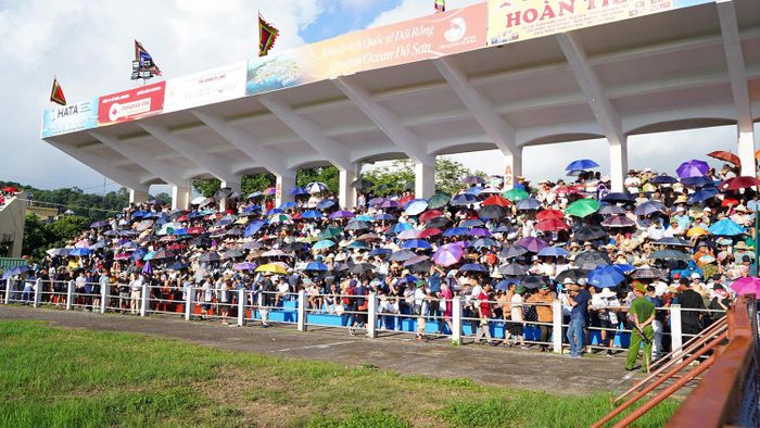 Để đảm bảo an toàn, Ban tổ chức đã bố trí nhiều lớp hàng rào, huy động hàng chục cán bộ, lực lượng an ninh giám sát, giữ an ninh trật tự, ngăn ngừa các hành vi gây rối, cá độ.