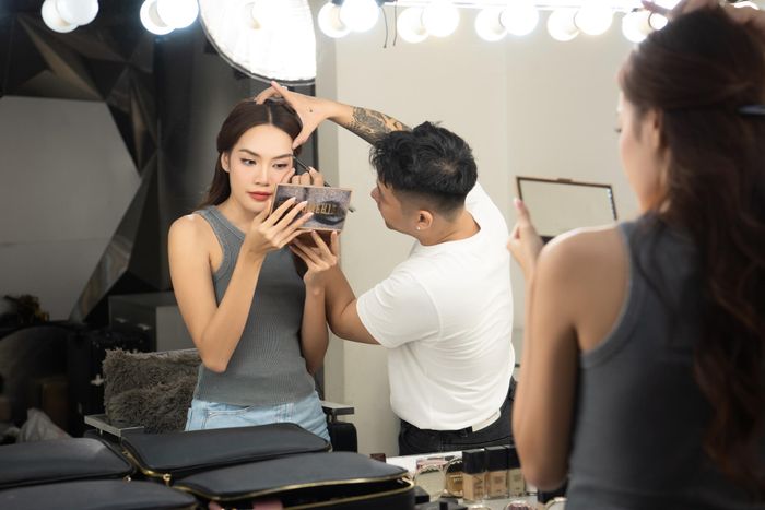 Lê Hoàng Phương cũng trau dồi khả năng make-up và tạo mẫu tóc nhằm mang đến những layout phù hợp với từng sự kiện được diễn ra xuyên suốt cuộc thi.