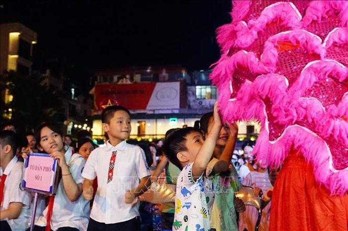 Các em nhỏ thích thú đón Tết trung thu 2023.