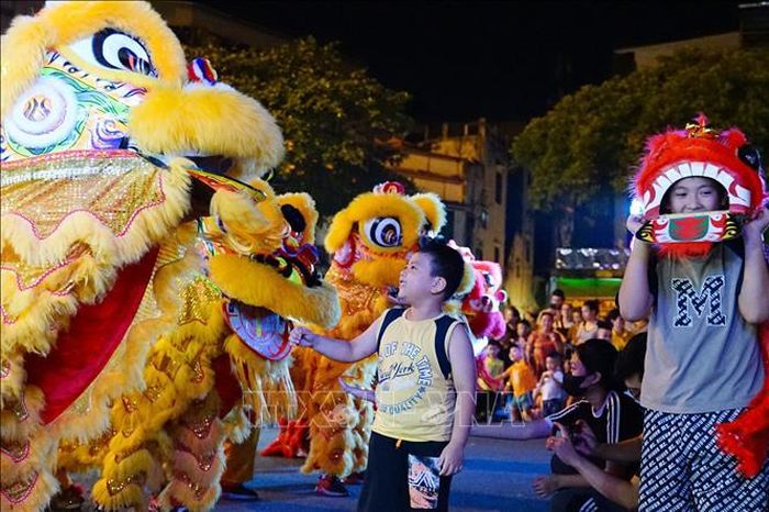 Các em nhỏ thích thú đón Tết trung thu 2023.