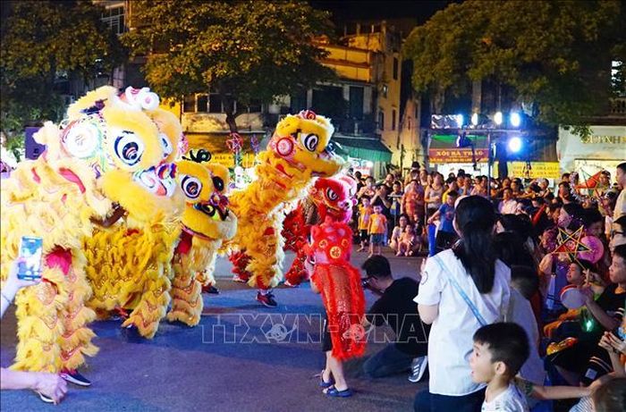 Các em nhỏ thích thú đón Tết trung thu 2023.