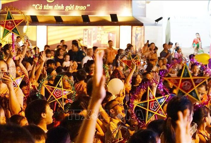 Các em nhỏ thích thú đón Tết trung thu 2023.