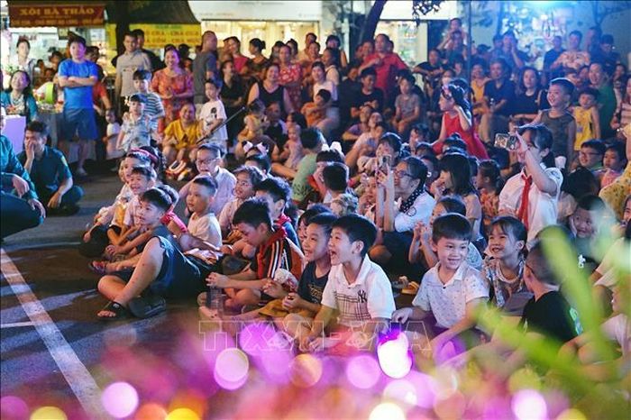 Các em nhỏ thích thú đón Tết trung thu 2023.
