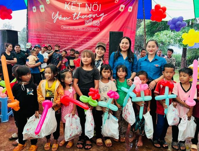 Huyện Đoàn Chư Păh và nhóm thiện nguyện sĩ tử Việt Bình Thuận tặng quà thiếu nhi xã Ia Phí. Ảnh: M.N