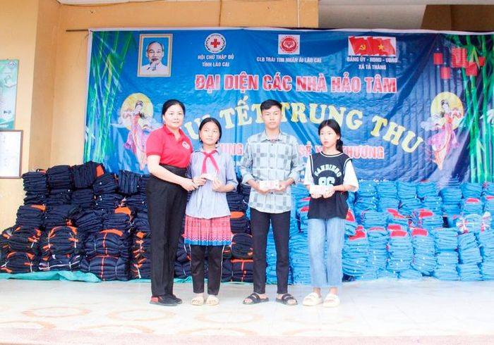  Trao quà cho học sinh giỏi. 