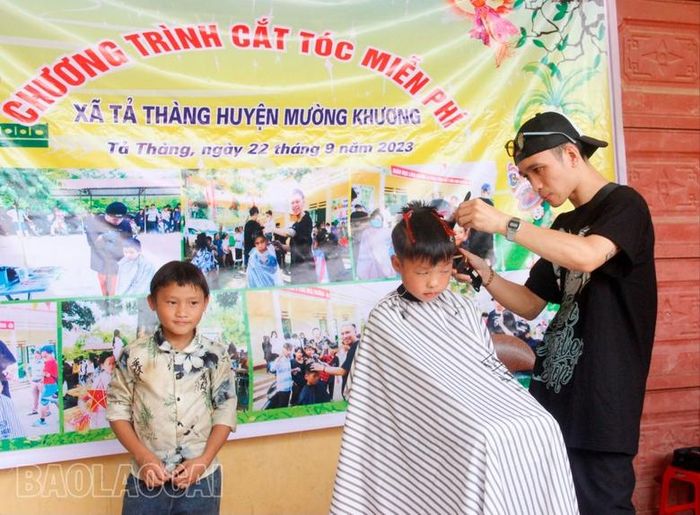  Cắt tóc miễn phí cho hơn 100 học sinh. 