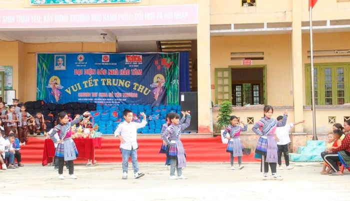  Học sinh vùng cao biểu diễn các tiết mục văn nghệ. 