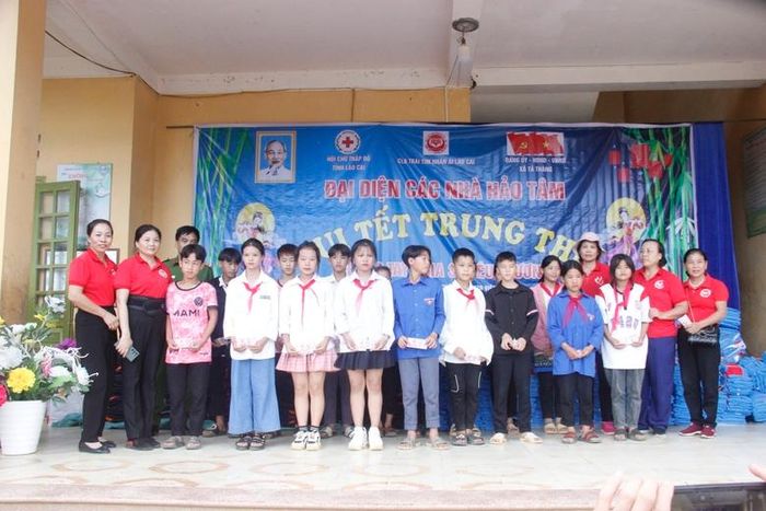  Trao quà học sinh có hoàn cảnh khó khăn vươn lên trong học tập. 