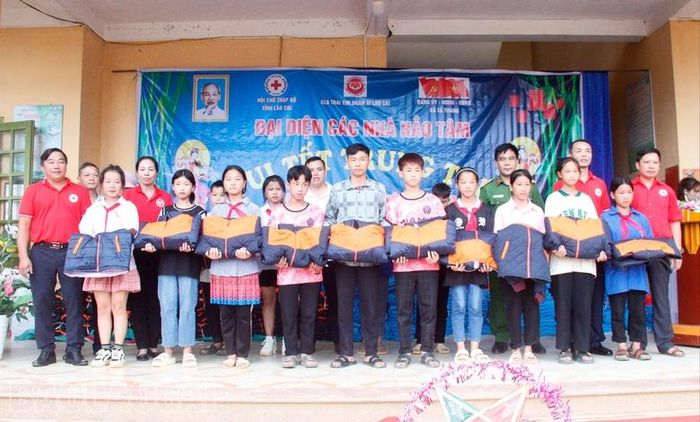  294 học sinh THCS được nhận áo ấm. 