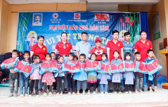  Tặng áo ấm cho học sinh tiểu học và mầm non. 