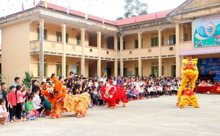  Học sinh thích thú xem màn múa lân đặc sắc. 
