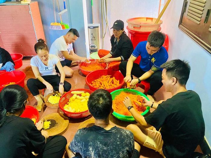 Việc chuẩn bị nguyên liệu cho nồi cháo được các thành viên Hội Thiện nguyện Đông Hà và tình nguyện viên chú trọng - Ảnh: Q.H