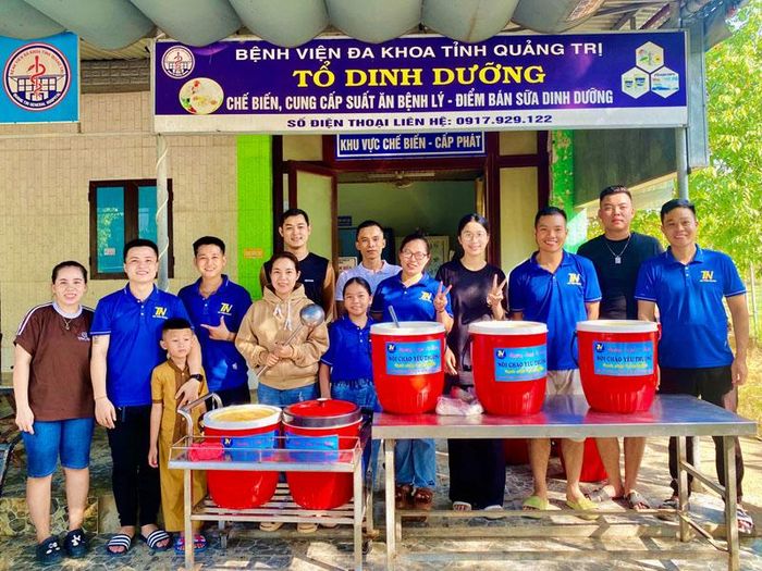 Các thành viên Hội Thiện nguyện Đông Hà và tình nguyện viên chụp ảnh lưu niệm trước lúc phát cháo cho bệnh nhân nghèo - Ảnh: Q.H
