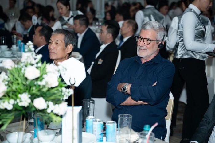 Cựu HLV trưởng ĐT Việt Nam - Henrique Calisto (phải) trong đêm Gala