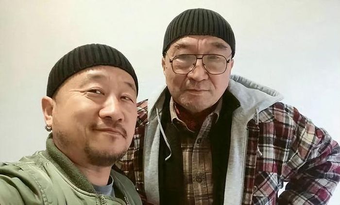 Lý Bảo Điền (trái) và con trai Lý Úc