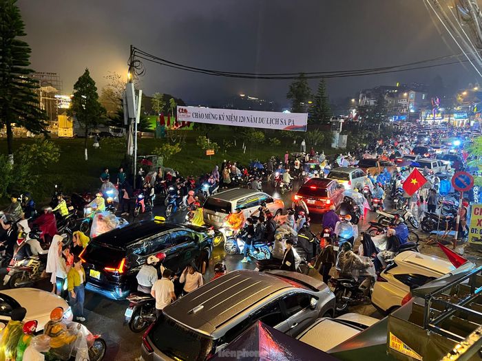 Anh Trần Thanh Tiến (ở Yên Bái) cho hay, "lượng người đổ về Sa Pa thực sự rất đông, đi lại vất vả nhưng bù lại, tôi và gia đình được xem nhiều chương trình biểu diễn nghệ thuật rất hay, bên cạnh màn bắn pháo hoa rực rỡ".