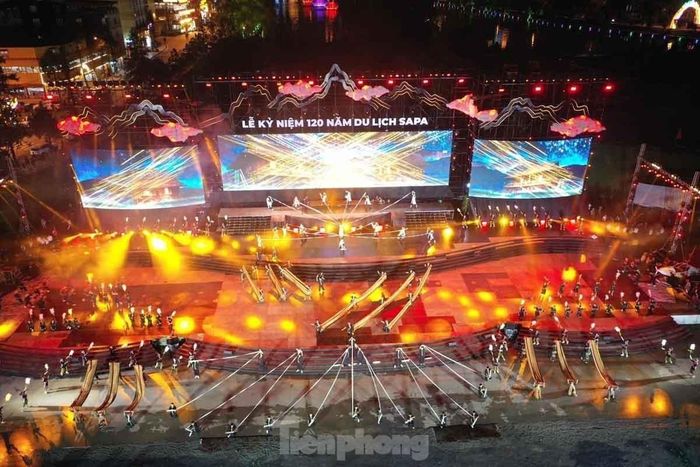 Sân khấu trung tâm thị xã Sa Pa là nơi diễn ra các show hấp dẫn, thể hiện đời sống văn hóa, tín ngưỡng đặc sắc, phong phú của các dân tộc Sa Pa.