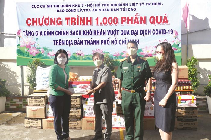 Văn phòng Báo Công lý tại TP.HCM phối hợp với Cục Chính trị Quân khu 7 tặng quà gia đình chính sách trong đại dịch Covid-19.