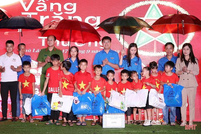 Các đơn vị: Báo Hà Tĩnh, Bụi Cafe, Văn phòng Cảnh sát điều tra Công an tỉnh và đơn vị đồng hành, nhà hảo tâm trao tặng 160 suất quà cho 160 em thiếu nhi bản Phú Lâm.