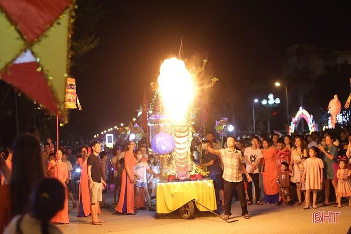 Không khí náo nhiệt tại Lễ hội “Thành Sen rước đèn Trung thu” do TP Hà Tĩnh tổ chức tối 23/9.