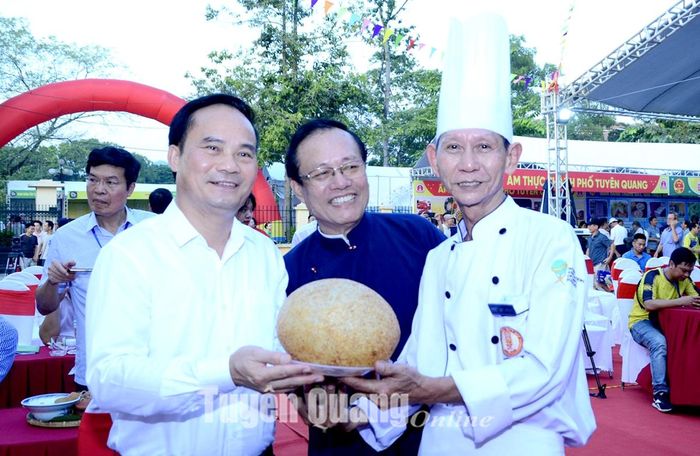 Đồng chí Phó Chủ tịch UBND tỉnh Hoàng Việt Phương chụp ảnh cùng nghệ nhân quảng diễn món xôi chiên phồng miền Nam.
