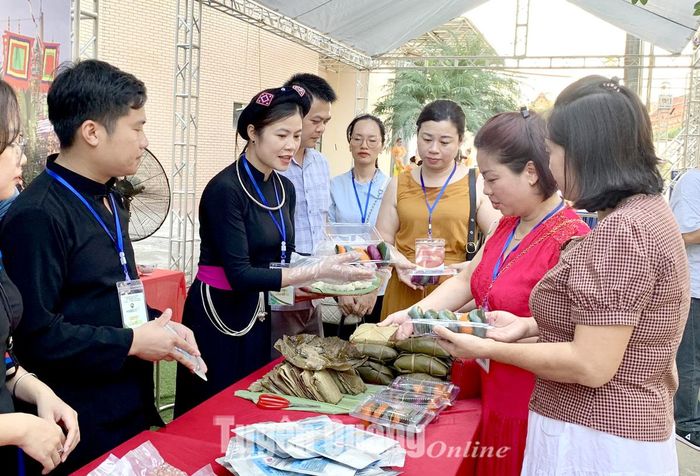 Gian hàng ẩm thực của huyện Lâm Bình được nhiều du khách đến tham quan, thưởng thức và chọn mua về làm quà.
