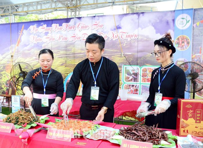 Huyện Na Hang giới thiệu nhiều món ăn ngon có thịt trâu khô, tôm lòng hồ sinh thái và các món của đồng bào dân tộc thiểu số.