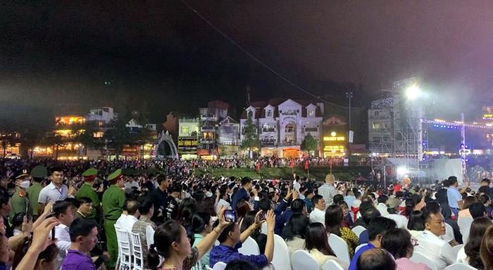 Hàng nghìn người dân tập trung tại sân vận động thị xã Sa Pa để đón xem sự kiện kỷ niệm lớn của ngành Du lịch địa phương.