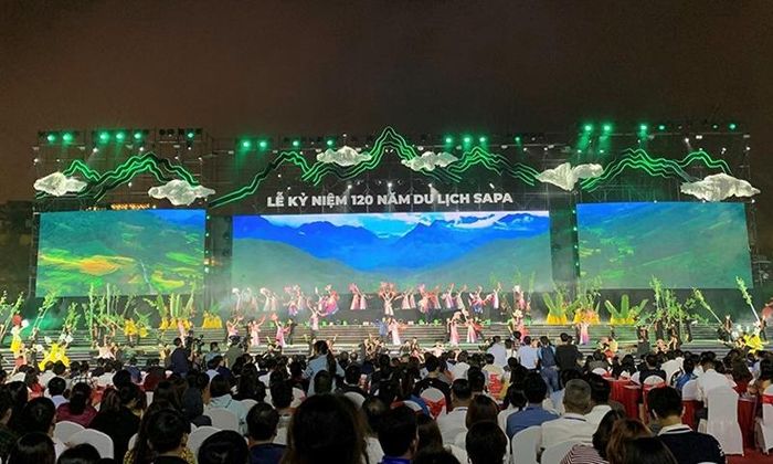 Sân khấu Lễ kỷ niệm rực rỡ màu sắc, âm thanh hiện đại hòa quyện với chất liệu đặc trưng của các dân tộc thiểu số tại Sa Pa, Lào Cai.