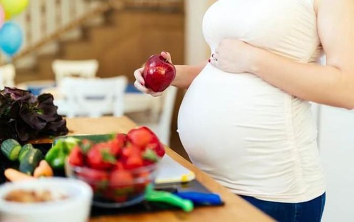 Mẹ bầu nên lưu ý không nên tắm sau khi ăn no.