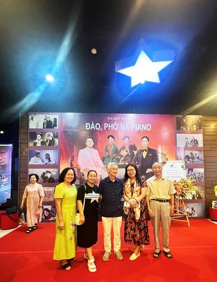 Tác giả bài viết chụp ảnh lưu niệm với đạo diễn Phi Tiến Sơn (thứ ba, từ phải sang)