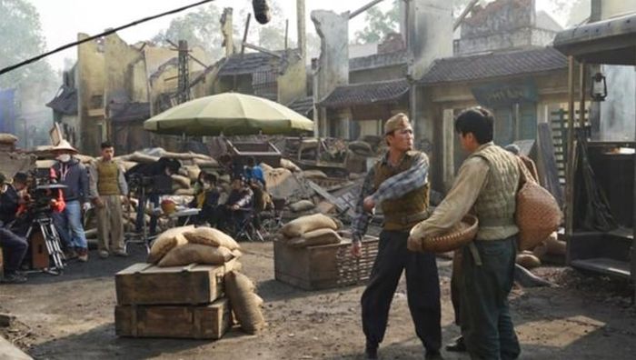 Chiến sĩ tự vệ do diễn viên Doãn Quốc Đam đóng (trái)
