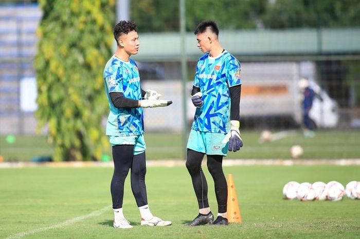 Sỹ Huy (trái) bắt dự bị cho Văn Chuẩn ở cả 3 trận vòng bảng