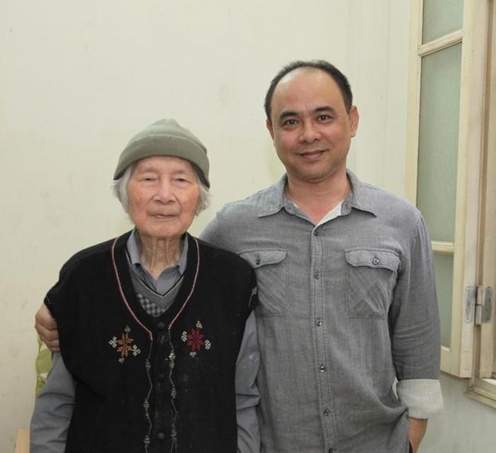 Họa sĩ Nguyễn Tư Nghiêm (trái) và nhà sưu tập Trần Hậu Tuấn, hình chụp năm 2007